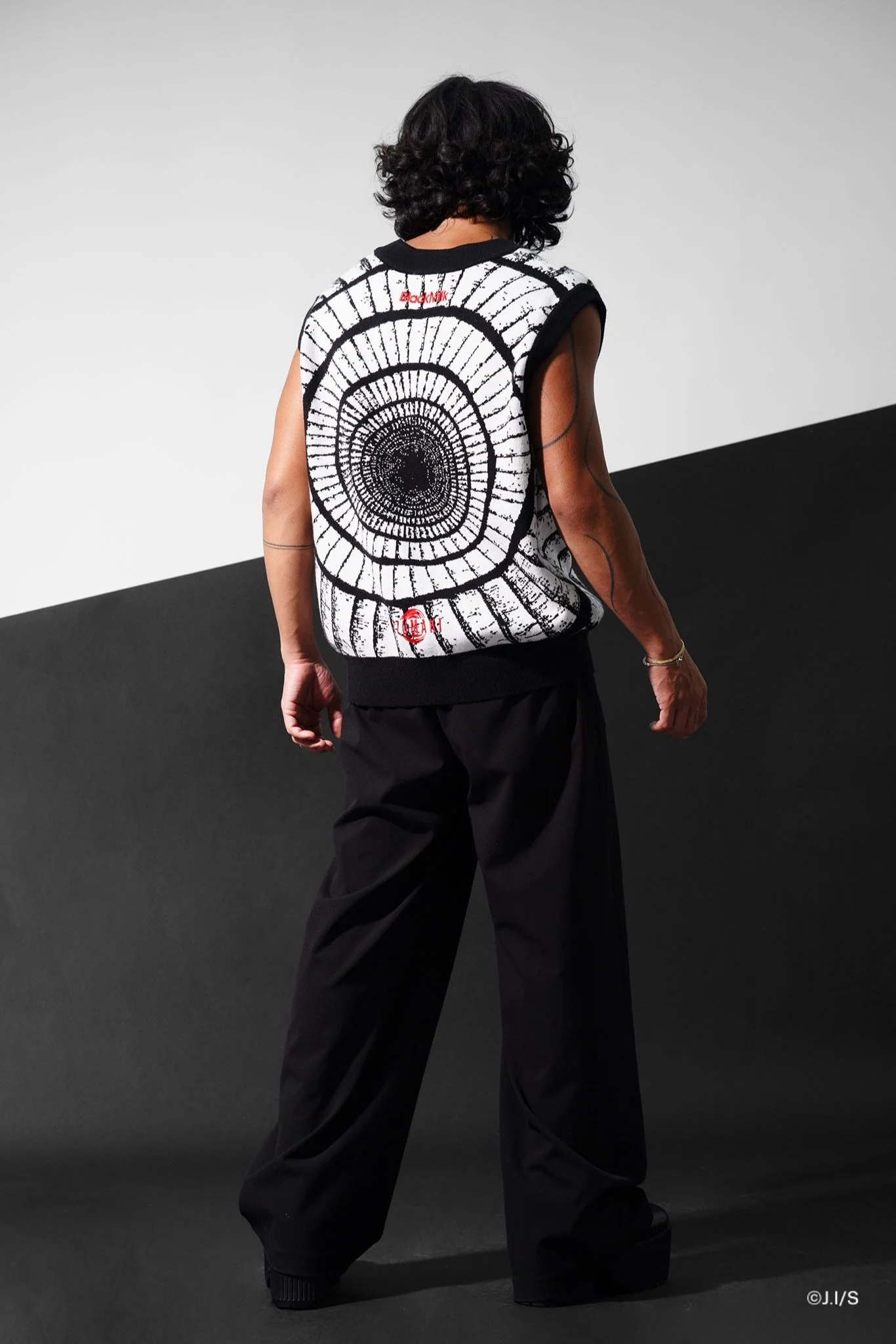 Uzumaki Spiral Oversized Knit Vest - Image 12